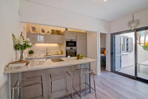 a kitchen with a large counter with stools at Casa Estrela do Mar in Vale do Lobo