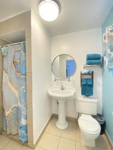uma casa de banho com um lavatório, um WC e um espelho. em Bluebird Day Inn & Suites em South Lake Tahoe