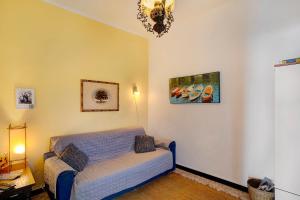 ein Schlafzimmer mit einem Bett in einem Zimmer in der Unterkunft Dacia tra Cielo e Mare in Villa Faraldi