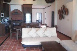 Χώρος καθιστικού στο Lotus 2 Bedroom Beachfront Villa with private pool