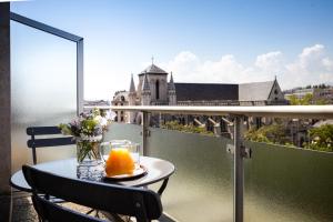 日內瓦的住宿－瑞士酒店，阳台上的花瓶桌子