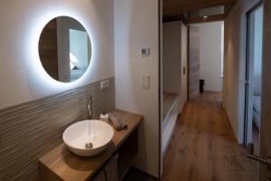 uma casa de banho com um lavatório e um espelho em Noan Panorama Suiten - Arendt em San Genesio Atesino