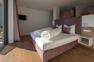 Un dormitorio con una cama grande en una habitación. en Noan Panorama Suiten - Arendt, en San Genesio Atesino 10 fotos más