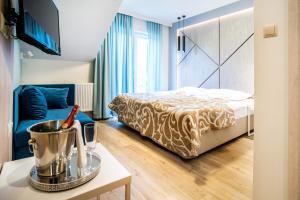 une chambre d'hôtel avec un lit et une table dans l'établissement Dworek Ola, à Lublin