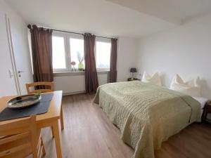 Postel nebo postele na pokoji v ubytování Pension Haus Talblick