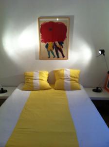 Łóżko lub łóżka w pokoju w obiekcie Into Paris - Louvre Apartment