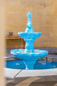 een blauwe fontein met water in het midden bij Atlas Hotel in Valkenburg