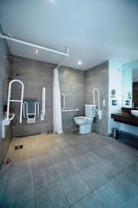 La salle de bains est pourvue de toilettes et d'un lavabo. dans l'établissement Holiday Inn Bristol City Centre, an IHG Hotel, à Bristol