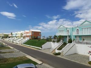 Cosy Getaway في Orange Bay: صف من البيوت على شارع