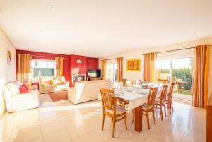 comedor y sala de estar con mesa y sillas en Villa Cordeiro - Heated Pool - Free wi-fi - Air Con en Guia
