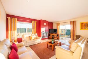 sala de estar con 2 sofás y TV en Villa Cordeiro - Heated Pool - Free wi-fi - Air Con en Guia