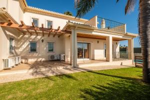 Cette grande maison blanche dispose d'une terrasse. dans l'établissement Villa Cordeiro - Heated Pool - Free wi-fi - Air Con, à Guia