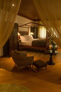 1 dormitorio con 1 cama, 1 silla y 1 mesa en Stone House, Kandy, en Kandy