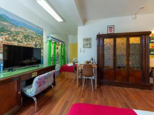 Televízia a/alebo spoločenská miestnosť v ubytovaní Apartments Studio Dubrovnik Beach Area