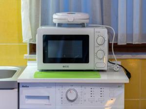 Televízia a/alebo spoločenská miestnosť v ubytovaní Apartments Studio Dubrovnik Beach Area
