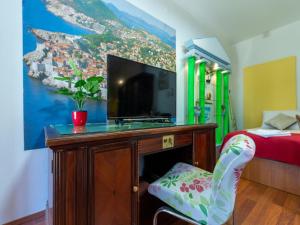 Televízia a/alebo spoločenská miestnosť v ubytovaní Apartments Studio Dubrovnik Beach Area