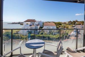 a balcony with chairs and a view of the ocean at Thalazur Royan - Hôtel & Spa in Royan