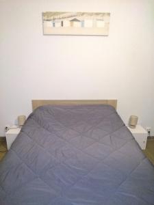 Un pat sau paturi într-o cameră la Location Chambre Sare Larhun Zola 2022