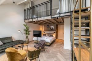 ein Loft-Schlafzimmer mit einem Bett und einer Treppe in der Unterkunft Villa Noordzee in Renesse
