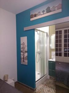 baño con ducha y pared azul en Location Chambre Sare Larhun Zola 2022 en Sare