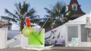 ein Getränk mit Limette und Kirschen auf dem Tisch in der Unterkunft City Balcony in Ponta Delgada