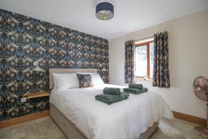 Postel nebo postele na pokoji v ubytování Camerton Hall Cottage