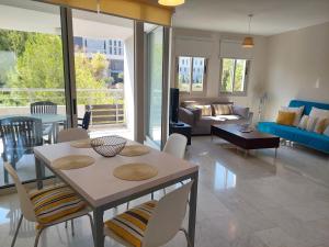 ein Wohnzimmer mit Tisch und Stühlen in der Unterkunft Amathousa Coastal Heights D202 in Limassol