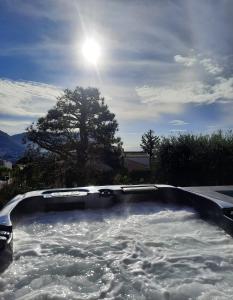 Rêves de vie le "port pin" vue mer, jacuzzi, parking PRIVES في كاسيس: jacuzzificialificialivializalificionalizalivialization