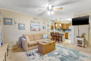 sala de estar con sofá y cocina en Sea Lofts en Ocean City