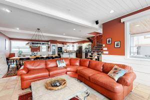 Una sala de estar con un sofá de cuero y una mesa. en Yankee Sno-Home, en Big White