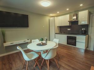 Kuchyň nebo kuchyňský kout v ubytování APARTMANI INFINITY