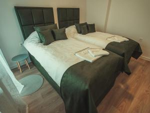 Postel nebo postele na pokoji v ubytování APARTMANI INFINITY