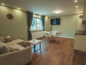 Kuchyň nebo kuchyňský kout v ubytování APARTMANI INFINITY