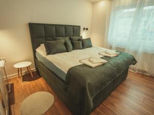 Postel nebo postele na pokoji v ubytování APARTMANI INFINITY