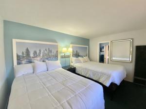 Postel nebo postele na pokoji v ubytování Bluebird Day Inn & Suites