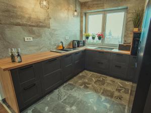 Kuchyň nebo kuchyňský kout v ubytování APARTMANI INFINITY
