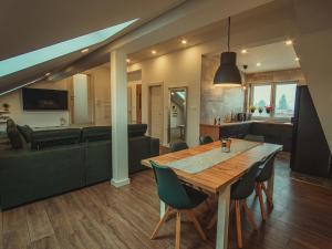 Posedenie v ubytovaní APARTMANI INFINITY