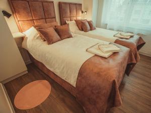 Posteľ alebo postele v izbe v ubytovaní APARTMANI INFINITY