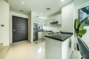 Kuchyň nebo kuchyňský kout v ubytování Primestay - Albizia Three Bedroom Villa in Damac Hills 2