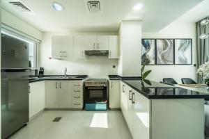 Kuchyň nebo kuchyňský kout v ubytování Primestay - Albizia Three Bedroom Villa in Damac Hills 2