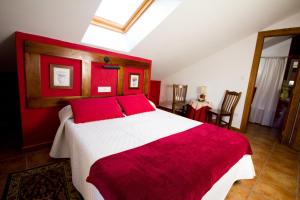 A bed or beds in a room at Hotel Rural Valle del Tuejar