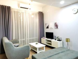 En tv och/eller ett underhållningssystem på Designer Muji Penthouse Johor Bahru/Paradigm