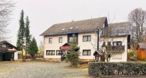 ein großes weißes Haus auf einer Straße in der Unterkunft Bellas Mühlbachtal in Friedenfels