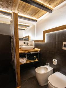 bagno con servizi igienici bianchi e lavandino di Mon Petit Cervin a Valtournenche