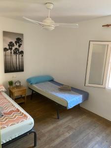 a room with two beds and a ceiling fan at CasaAlicante Private Apartment Condo for up to 5 people Zentrale Wohnung AC Bedroom Klimaanlage in Alicante