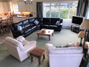 ein Wohnzimmer mit zwei Sofas und einem Couchtisch in der Unterkunft Bramble Cottage - Luxury Holiday Cottage - 4 Beds 3 Baths - Parking - Beach 1 Mile - Fenced Child & Dog Friendly - EV Chrger in Bude