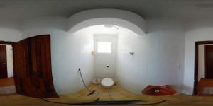 een badkamer met toilet in een kamer bij Hotel Pousada Liberdade in Pindamonhangaba