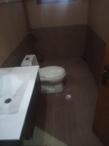 ein Badezimmer mit einem weißen WC und einem Waschbecken in der Unterkunft Four Season Guest House in Islamabad