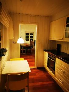 eine Küche mit einem Tisch und einem Esszimmer in der Unterkunft Nice house in Risør in Risør