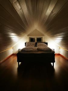 ein großes Bett in einem Zimmer mit einer Decke in der Unterkunft Nice house in Risør in Risør